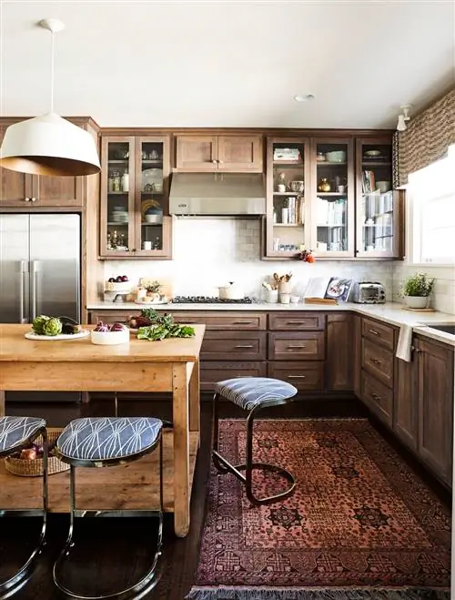 деревянный кухонный остров и шкафы