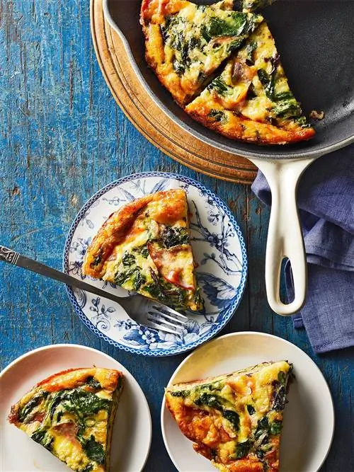 Зелень, яйца и ветчина Frittata в треугольных ломтиках