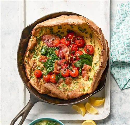 Голландский бэби со шпинатом на сковороде