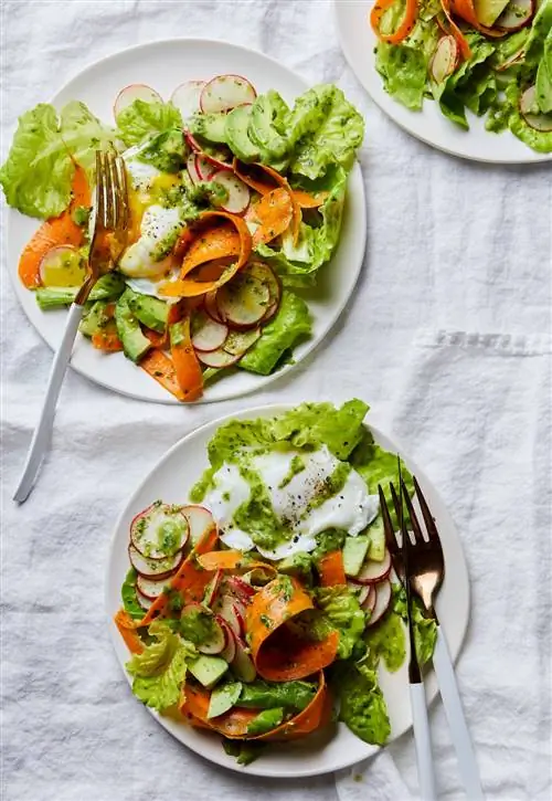 Салат на завтрак с авокадо и яйцами