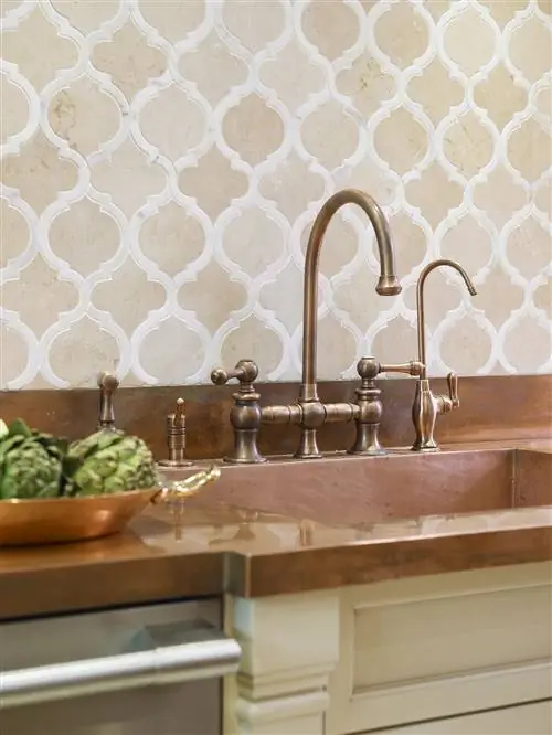 кухонная раковина с медным краном и столешницей