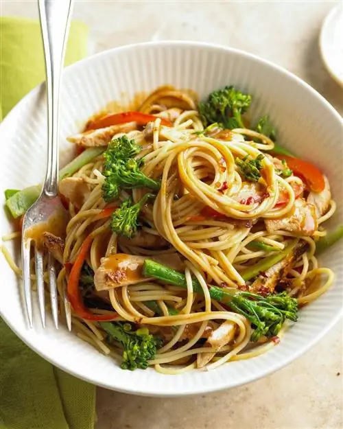 Куриная паста с арахисовым соусом