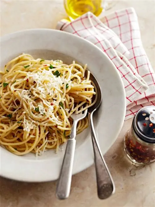 Aglio e olio в белой миске