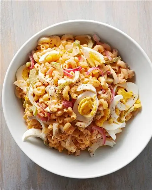 Салат с макаронами и макаронами с фаршированными яйцами