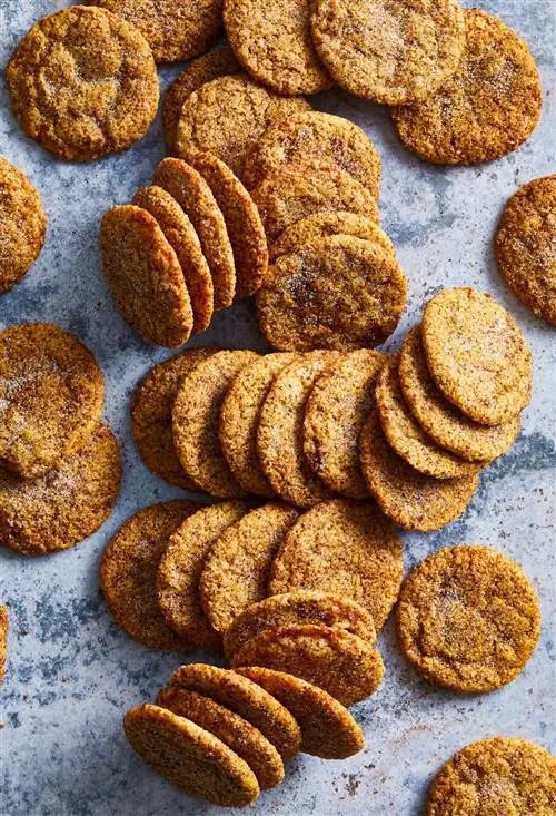 Тыквенные специи Латте Chewy Sugar Cookies на мраморном фоне Тыквенные специи Латте Chewy Sugar Cookies на мраморном фоне