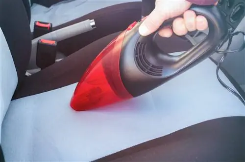 Уборка автомобиля ручным пылесосом Уборка автомобиля ручным пылесосом