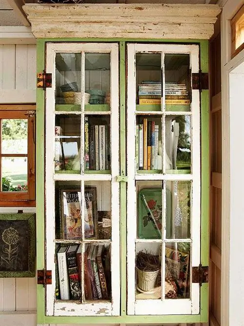 Перепрофилированная книжная полка