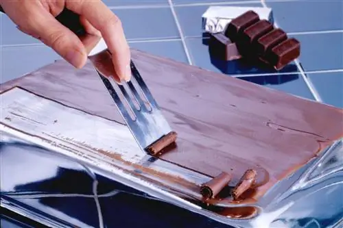 крупные шоколадные завитки, сделанные на перевернутой форме для выпечки