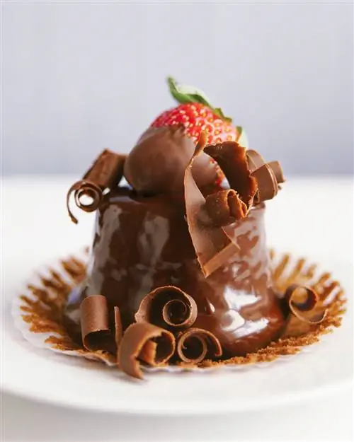 Клубничные торты в шоколаде