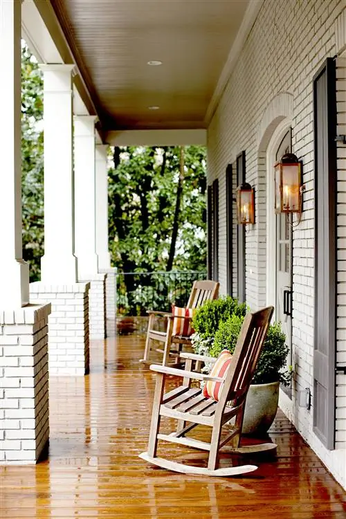 Переднее крыльцо с двумя креслами-качалками и подушками