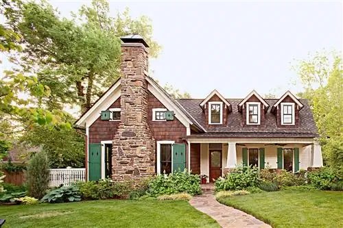 Темный деревянный дом с кирпичной трубой