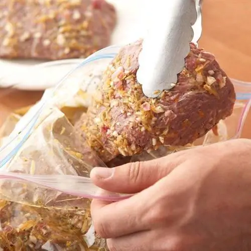 Используйте щипцы, чтобы удалить мясо