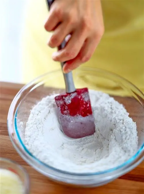 Смешать миску с сухими ингредиентами