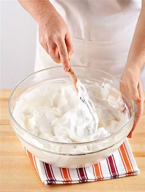 Сложить смесь ингредиентов в чашу