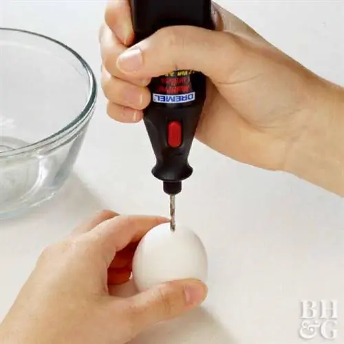 с помощью дремеля просверлить отверстие в яйце