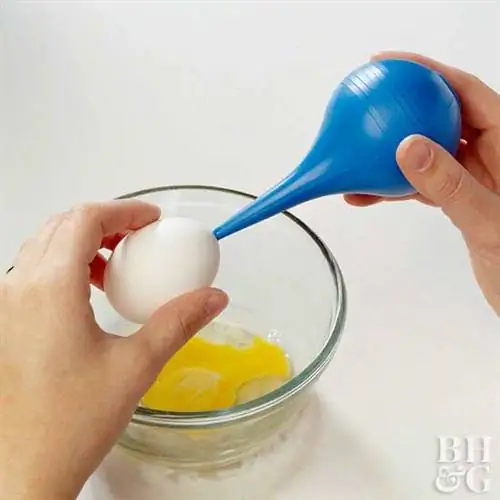 высасывание содержимого из яичной скорлупы