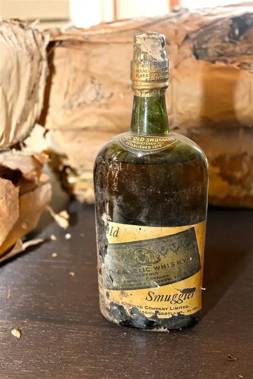 Столетняя импортная бутылка гэльского виски Old Smuggler найдена в доме эпохи сухого закона
