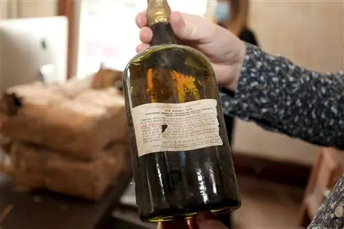 снимок этикетки на маленькой бутылке шотландского виски времен сухого закона