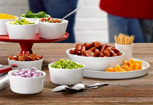 белые миски с начинкой из печеного картофеля