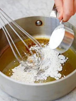 добавить муку в куриную подливку перемешать венчиком