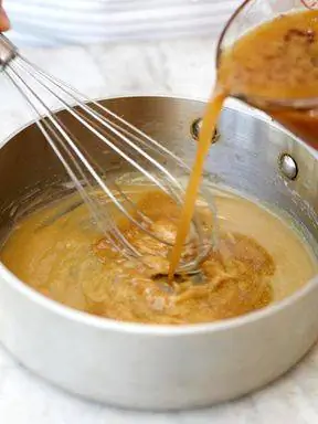 добавить капельки в куриный соус венчиком