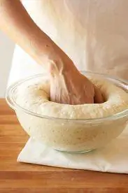 Обмять тесто для булочек с корицей