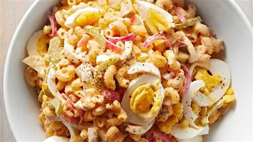 Салат с макаронами и макаронами с фаршированными яйцами