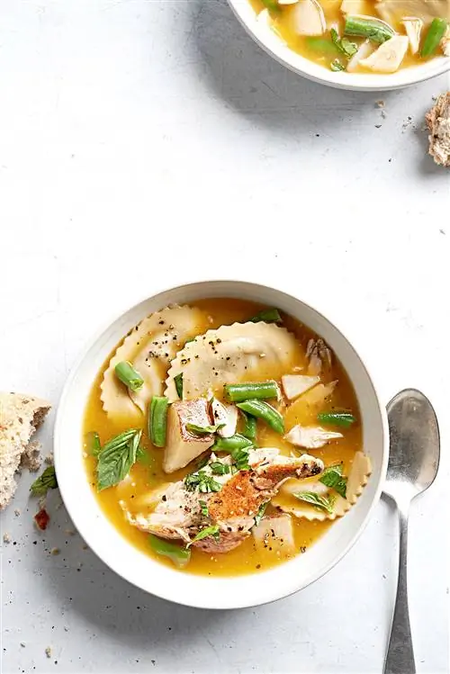 Куриный суп с розмарином и равиоли