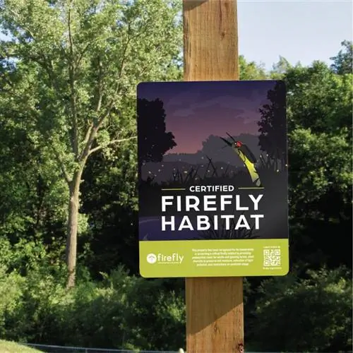 Сертифицированный знак Firefly Habitat в лесу Сертифицированный знак Firefly Habitat в лесу