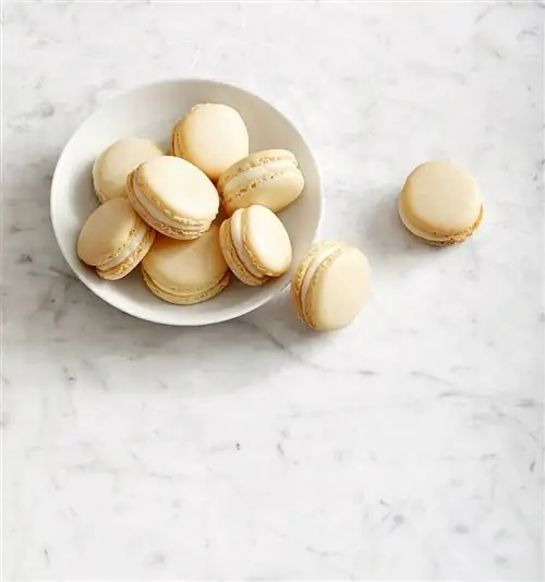 Мраморная стойка с белой чашей Double-Almond Macarons Мраморная стойка с белой чашей Double-Almond Macarons