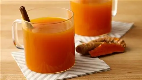 Тоник с куркумой в стеклянной чашке