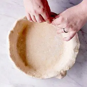 Спрятать лишнее тесто под корж