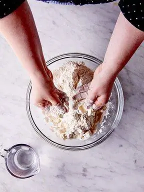 Нарезать масло на муку