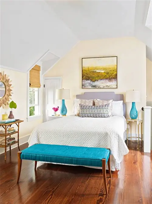 кремовая спальня charleston beach home с голубыми акцентами