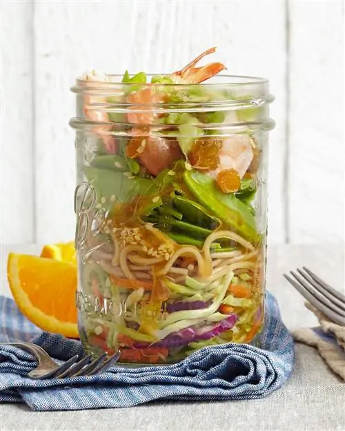 Чаша с лапшой с креветками и брокколи