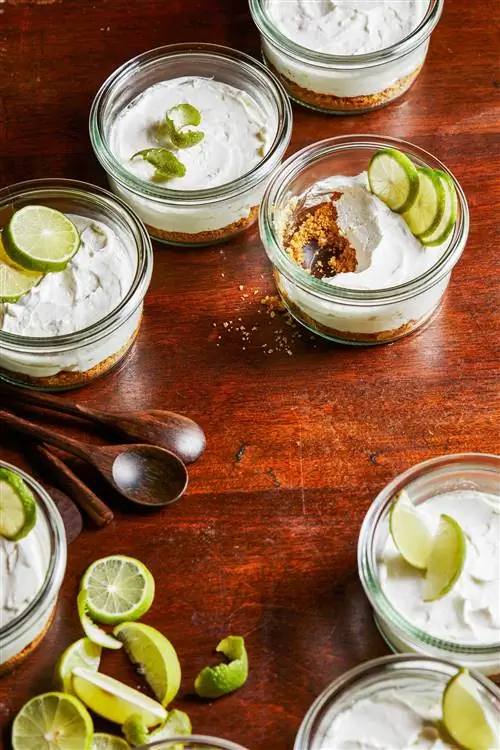 Чизкейки Key Lime Mason Jar в мини баночках с дольками лайма
