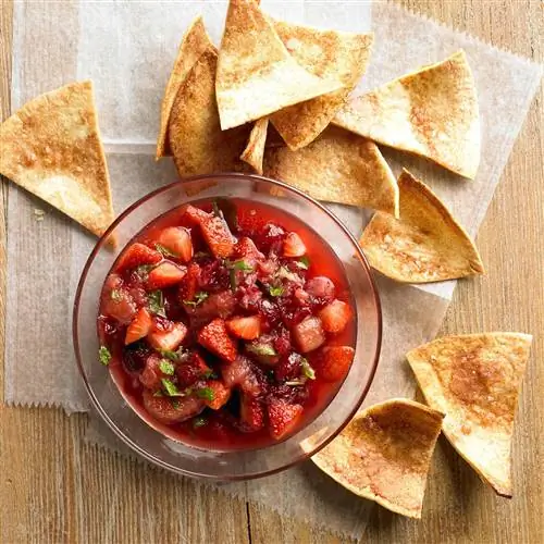 Клубничная сальса с ревенем