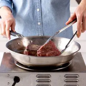 проверка стейка щипцами