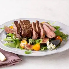 жареный стейк, обжаренный на сковороде