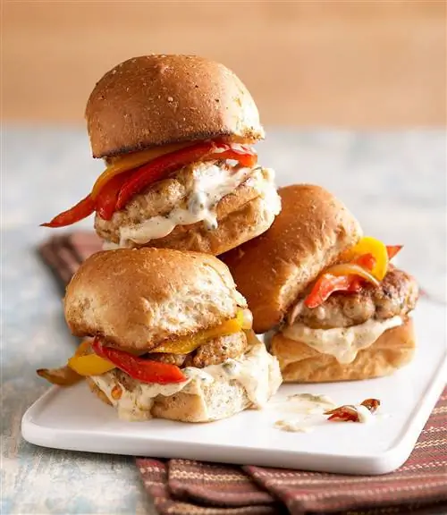 Слайдеры Cajun из индейки с острым ремуладом