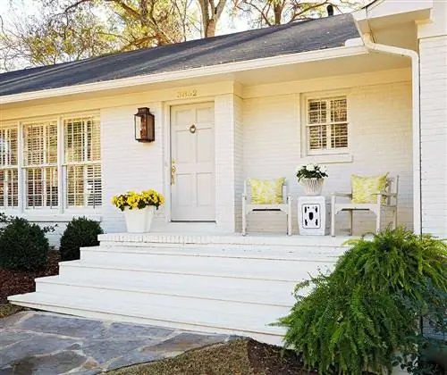 ранчо из белого окрашенного кирпича снаружи ступени крыльца желтые
