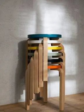 сложенные разноцветные табуретки Artek