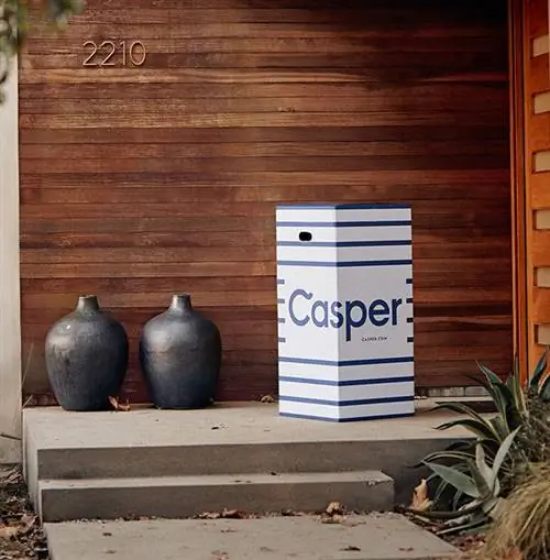 ящик для матраса Casper на пороге