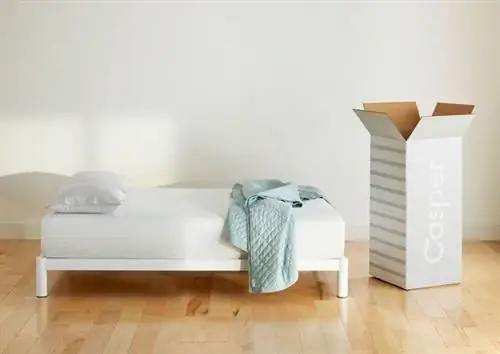 матрас рядом с коробкой доставки