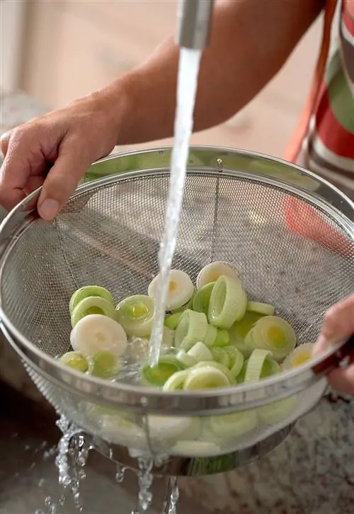 промывание нарезанного лука-порея дуршлагом водой