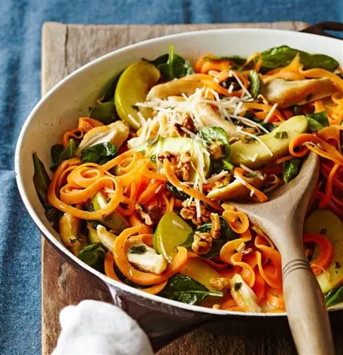 Сладкий картофель, курица и шпинат в коричневом масле