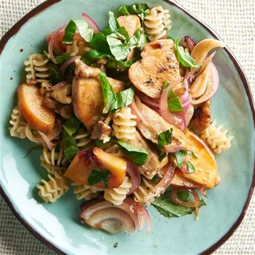 Персиковый куриный салат с макаронами
