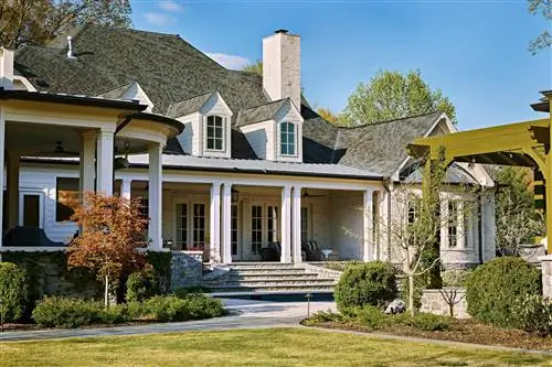 Внешний вид большого двора перед домом