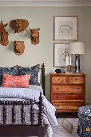 комната для мальчиков с художественными головами животных и декором в стиле сафари