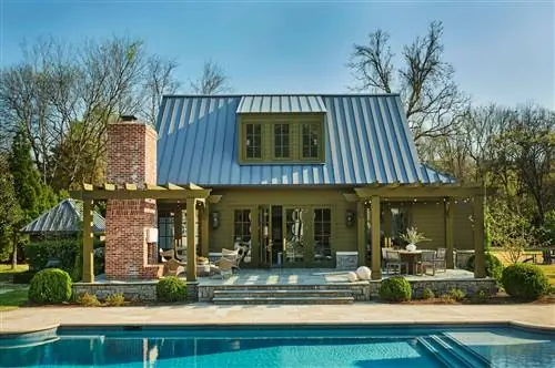 Внешний вид зеленого дома с бассейном на заднем дворе